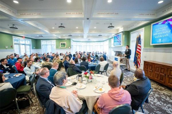 尼克·亚当斯，彼得·C. 库克领导学院的一名前海军陆战队员在第13届年度退伍军人早餐会上发表讲话.