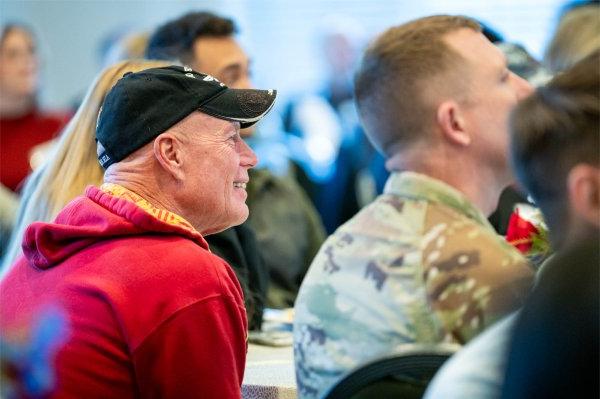 参加第13届退伍军人早餐的人在听演讲者讲话.