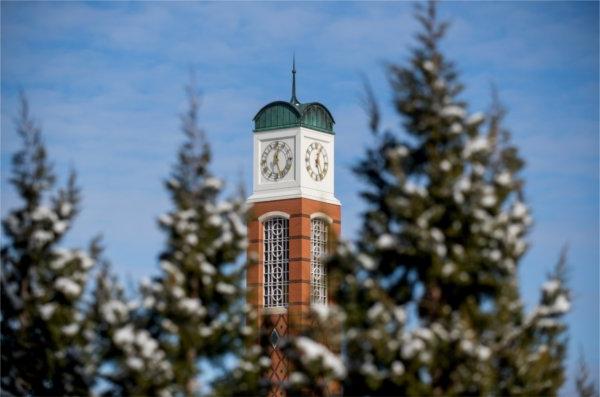被白雪覆盖的树木包围的GVSU Cook Carillon塔. 