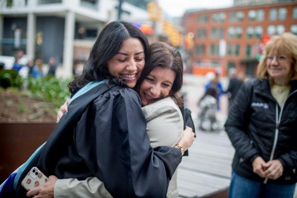  两个人毕业后拥抱.