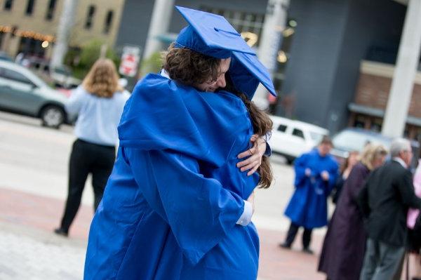 两名毕业生在范安德尔体育馆外拥抱.