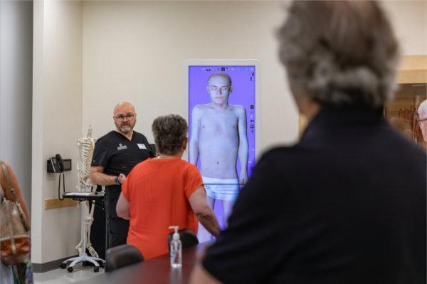 马特·科尔弗描述了解剖台，它可以投射出人体的3D图像